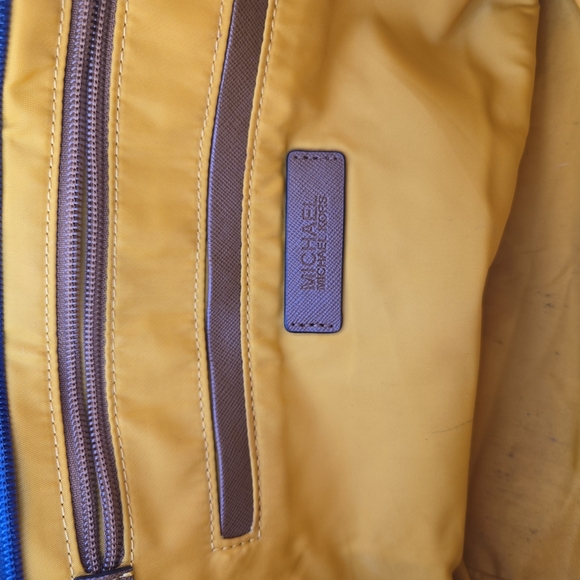 MICHAEL KORS KEMPTON POCKETS SHOULDER BAG LEATHER / NYLON - Picture 8 of 15